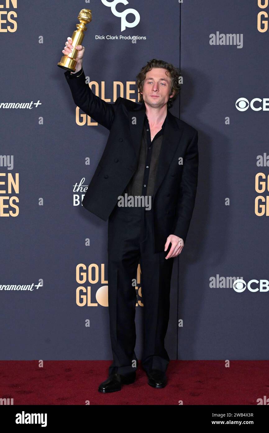 Jeremy Allen White mit dem Preis für den beste SerienHauptdarsteller in der Komödie The Bear