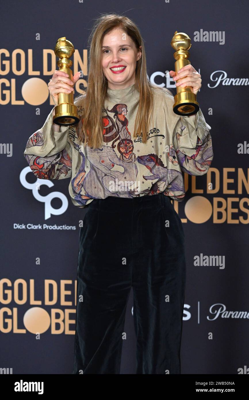 Justine Triet mit den Golden Globes für das beste Drehbuch und den besten fremdsprachigen Film 'Anatomie eines Falls / Anatomie d’une chute' bei der Verleihung der 81. Golden Globe Awards im Beverly Hilton Hotel. Beverly Hills, 07.01.2024 Stock Photo