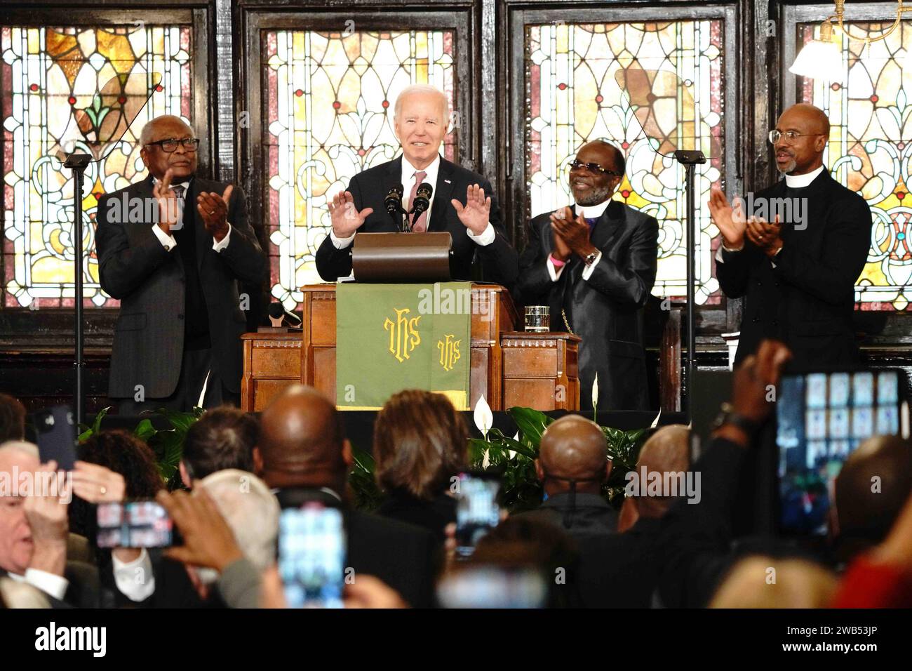 Charleston, United States. 28th Dec, 2023. U.S President Joe Biden acknowledges the crowd of supporters before delivering remarks at the Mother Emanuel AME Church in Charleston, South Carolina on Monday, January 8, 2024. Mother Emanuel is where a white supremacist gunned down nine black worshipers in 2015. Photo by Richard Ellis/UPI Credit: UPI/Alamy Live News Stock Photo