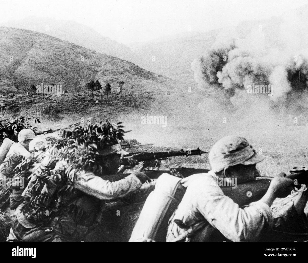 Camouflaged and poorly equipped Chinese soldiers repell a charge of 50,000 Japanese along the Salween River near Burma. 1943 Stock Photo