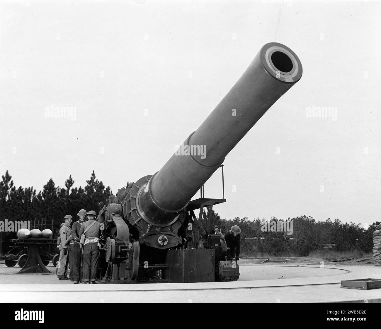 A 16 inch howitzer at Fort Story, Virginia, America. The 16-inch howitzer M1920 (406 mm) a coastal artillery piece Stock Photo