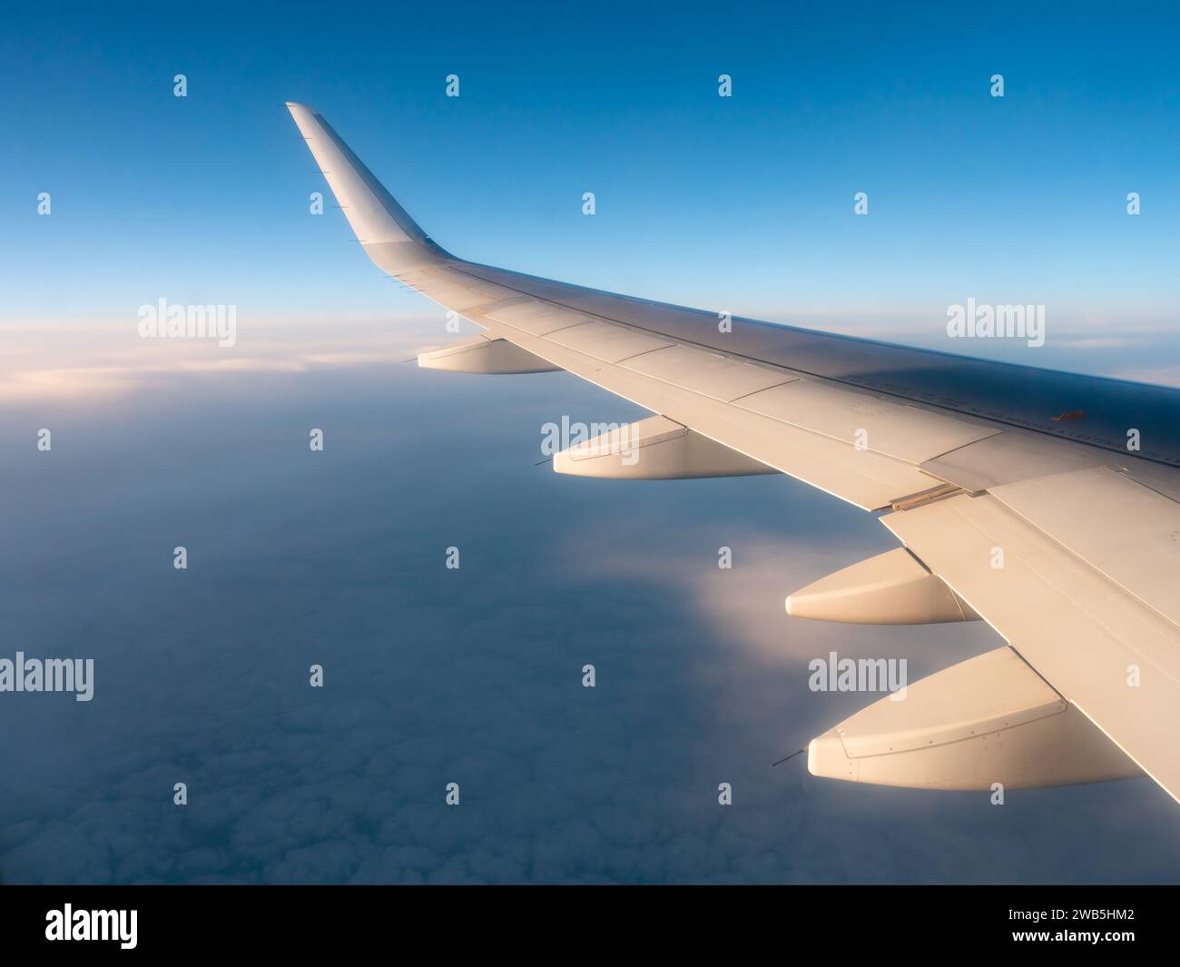View from airplane porthole hi-res stock photography and images - Alamy