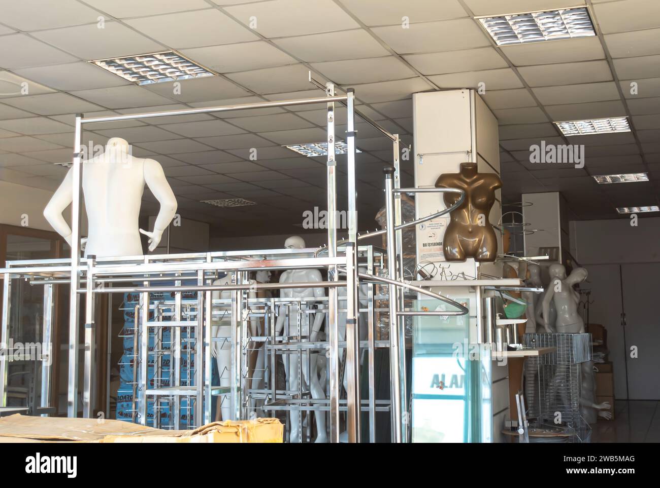 Mannequin shop window, Mannequins, mannequin parts store window