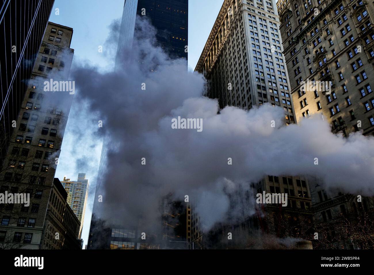 New York New York USA 7th Jan 2024 Con Ed Steam Venting On The   New York New York Usa 7th Jan 2024 Con Ed Steam Venting On The Streets Of Lower Manhattan The Steam Vapor Is Usually A Leak In The Steam System Which Heats And Cools Buildings In Manhattan Up To East 89th And West 95th Street About 105 Miles Of Steam Pipes Underneath New York City Streets Serve As A Source Of Energy To Over 1500 Buildings Credit Image Milo Hesszuma Press Wire Editorial Usage Only! Not For Commercial Usage! 2WB5PR4 