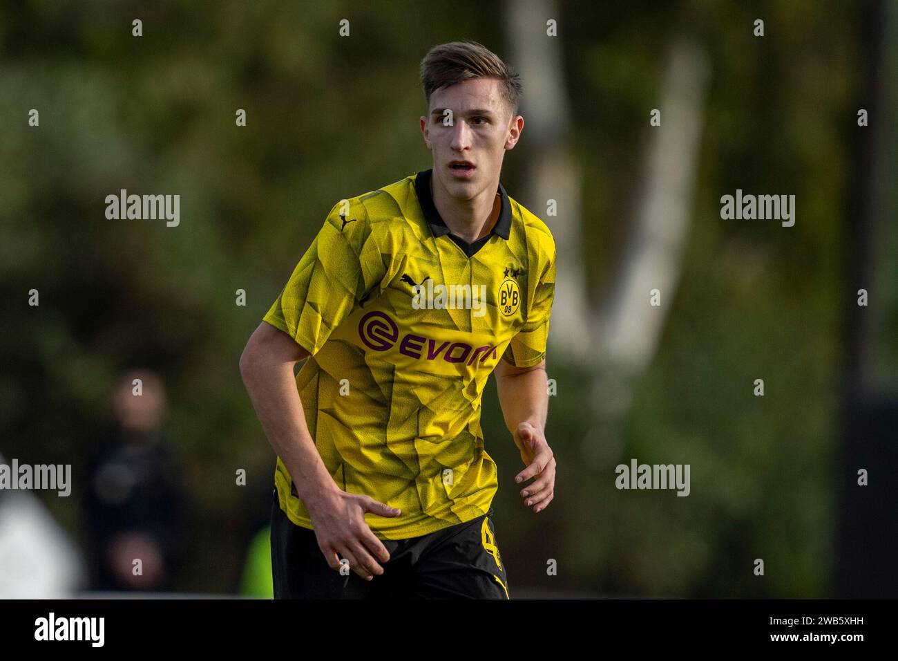 Fußball: Trainingslager, Testspiel Borussia Dortmund - AZ Alkmaar am 06.01.2024 in Marbella (Spanien). Dortmunds Nico Schlotterbeck in Aktion. Stock Photo