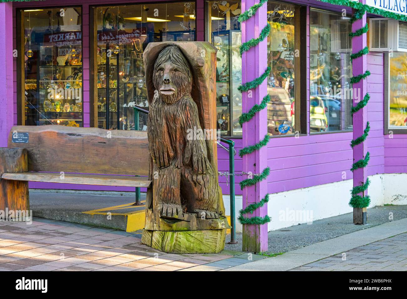 Storefront Sasquatch, Bigfoot wood carving, Sasquatch's Gifts, Harrison Hot Springs, British Columbia, Canada Stock Photo