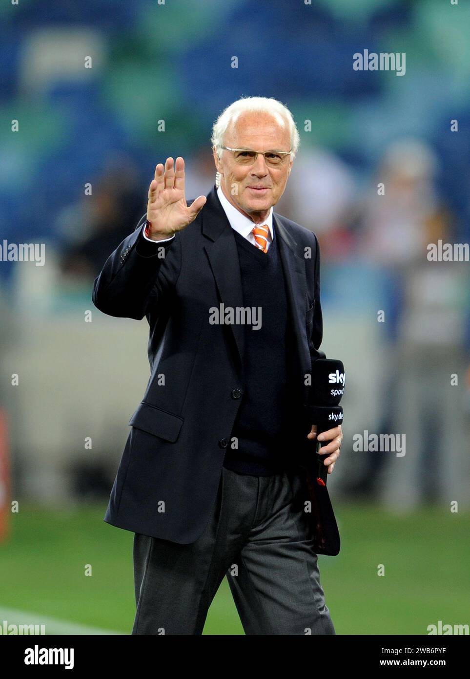 Beijing, China. 7th July, 2010. German football legend Franz Beckenbauer has died at 78, according to German Football Association (DFB) on Jan. 8, 2024. This file photo taken on July 7, 2010 shows Franz Beckenbauer waving to the media before the 2010 FIFA football World Cup semifinal between Germany and Spain at Durban Stadium, in Durban, South Africa. Credit: Wang Yuguo/Xinhua/Alamy Live News Stock Photo