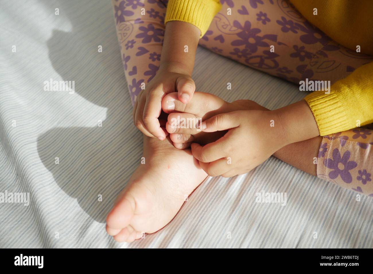 child suffering from itching skin on feet Stock Photo Alamy
