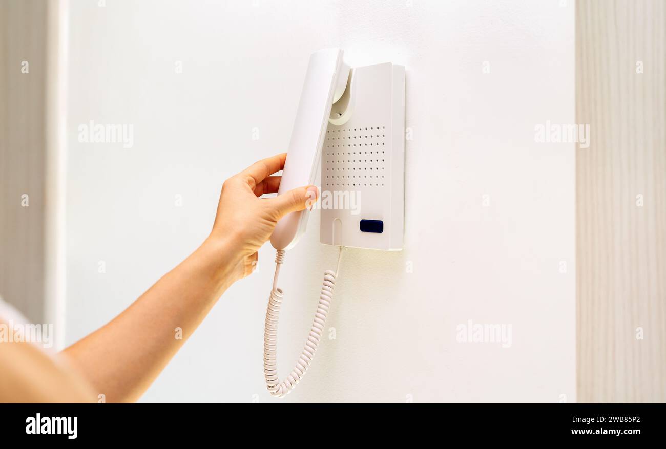 Interfono con ricevitore telefonico isolato su sfondo bianco, telefono di  casa, segnale radio. Inserire un'iscrizione sul ricevitore del telefono  Foto stock - Alamy