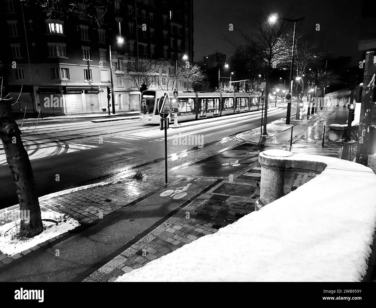 Paris, France. 09th Jan, 2024. The first snowflakes fall in Paris and the IledeFrance region