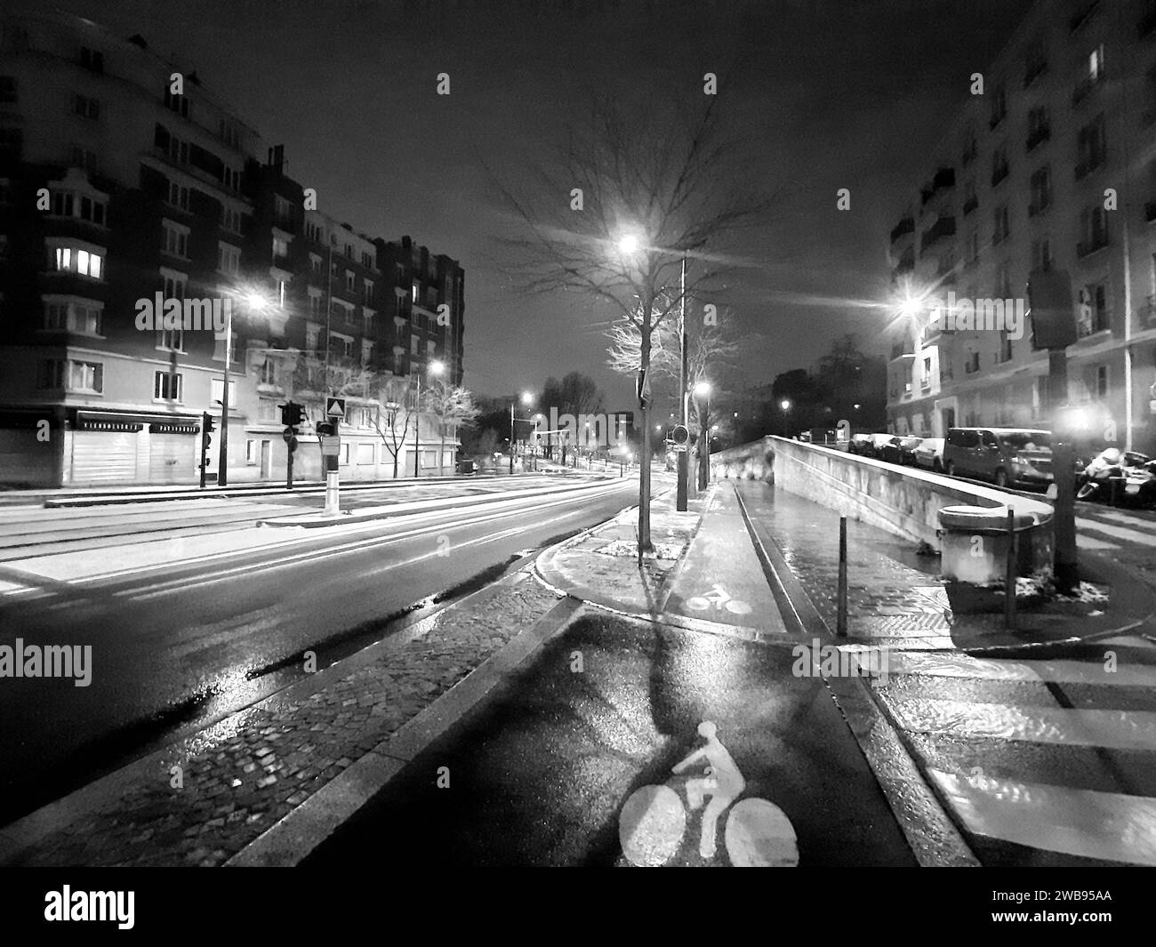 Paris, France. 09th Jan, 2024. The first snowflakes fall in Paris and the IledeFrance region