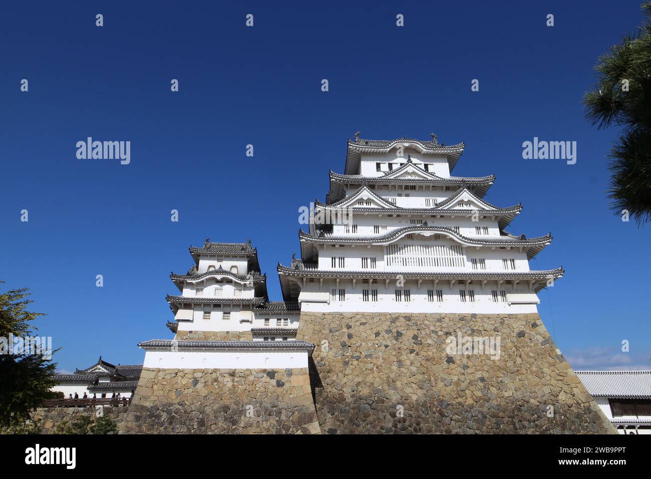 Himeji Castle and clear blue sky viewed from Bizenmaru Square in Himeji ...