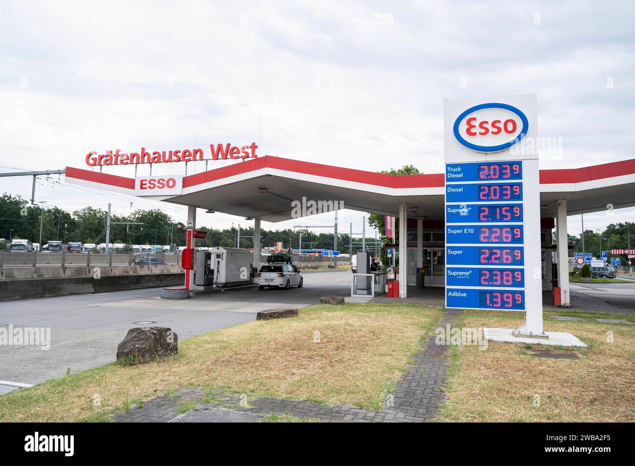 Raststätte Gräfehausen 15.07.2023 Weiterstadt Hessen Raststätten Report, Esso Tankstelle Gräfenhausen West an der Autobahn A5 Richung Darmstadt. Weiterstadt Weiterstadt Hessen Germany *** Service area Gräfehausen 15 07 2023 Weiterstadt Hessen Service area report, Esso service station Gräfenhausen West on the A5 highway towards Darmstadt Weiterstadt Weiterstadt Hessen Germany Stock Photo