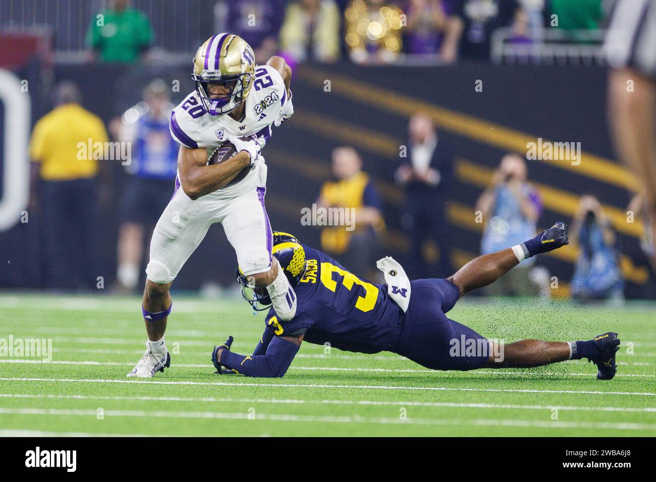 Houston, Texas, USA. 08th Jan, 2024. Washington running back Tybo Rogers (20) runs with the ball as Michigan defensive back Keon Sabb (3) pursues during College Football Playoff National Championship game action between the Washington Huskies and the Michigan Wolverines at NRG Stadium in Houston, Texas. John Mersits/CSM/Alamy Live News Stock Photo