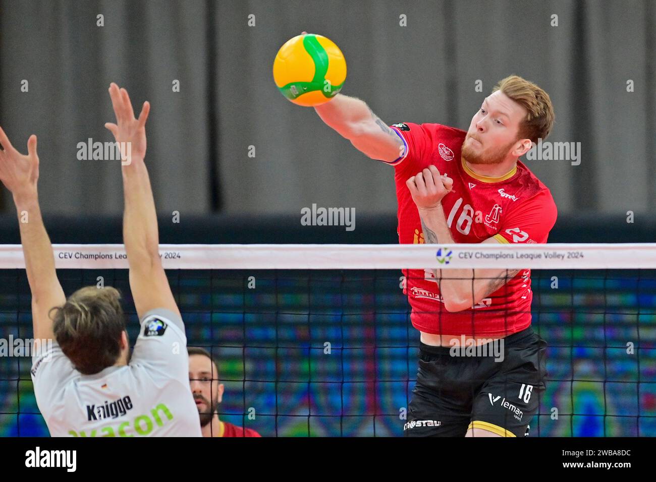 Ceske Budejovice, Czech Republic. 09th Jan, 2024. Sam Taylor-Parks of Jihostroj, right, in action during the men's volleyball Champions League, Group D, 5th round game VK Jihostroj Ceske Budejovice vs SVG Luneburg in Ceske Budejovice, Czech Republic, January 9, 2024. Credit: Vaclav Pancer/CTK Photo/Alamy Live News Stock Photo