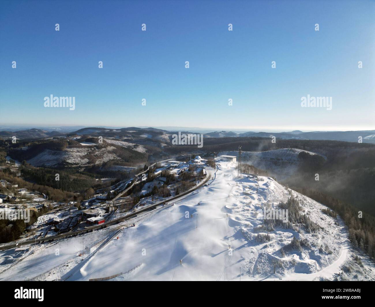 Luftaufnahme. Eisige Temperaturen in Winterberg. Die die Skipisten wie hier im Skigebiet Kappe