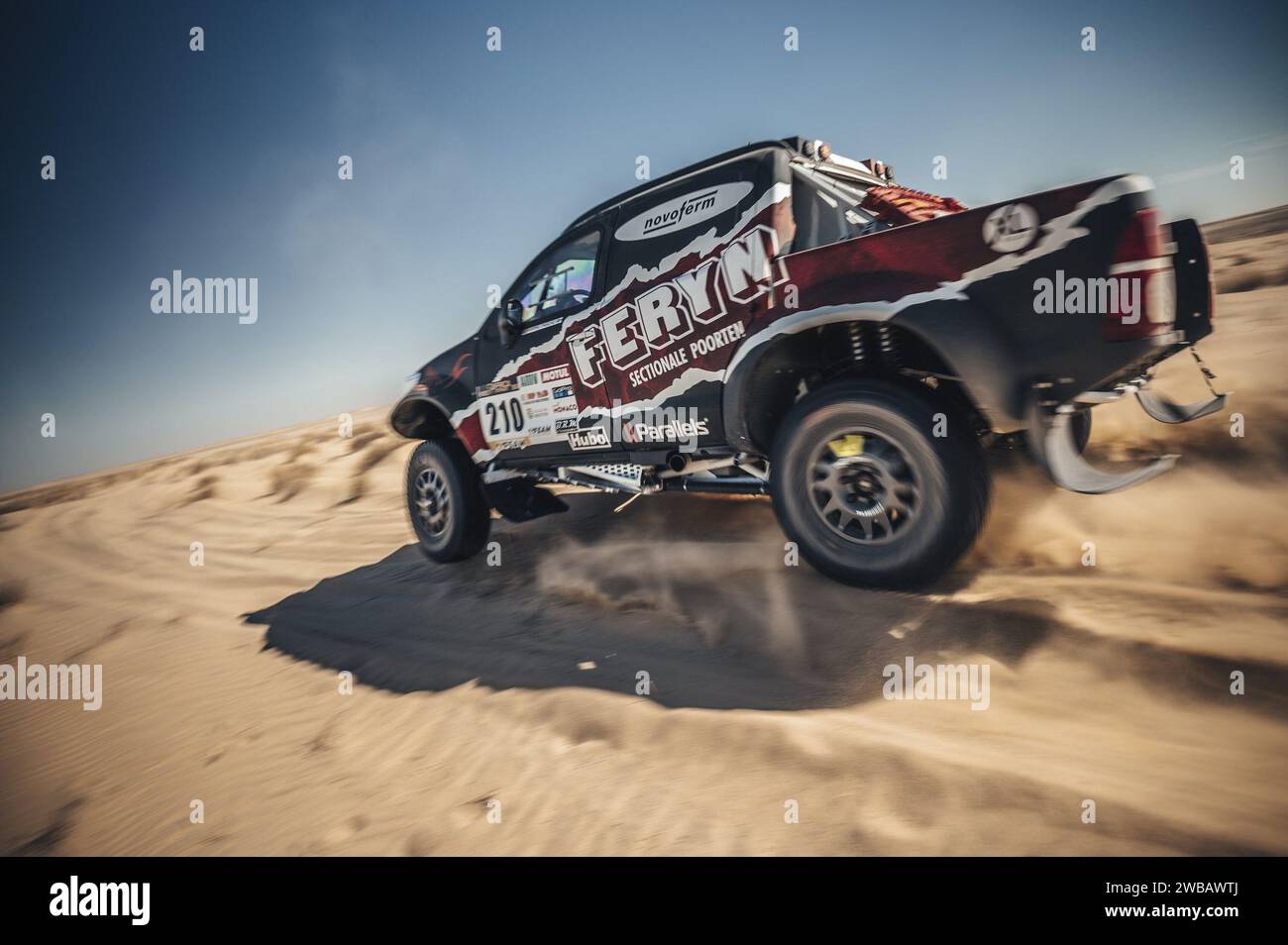 Chami, Mauritania. 08th Jan, 2024. ATTENTION EDITORS - HAND OUT PICTURES - EDITORIAL USE ONLY - MANDATORY CREDIT: 'ALESSIO CORRADINI ' Hand out pictures released by ALESSIO CORRADINI shows Pascal Feryn and Kurt Keysers and their car at the 2024 Africa Eco Race in Chami, Mauritania, on Monday 08 January 2024. *** Belga and Belga Editorial Board decline all responsibility regarding the content of this picture. *** PHOTO HAND OUT ALESSIO CORRADINI Credit: Belga News Agency/Alamy Live News Stock Photo