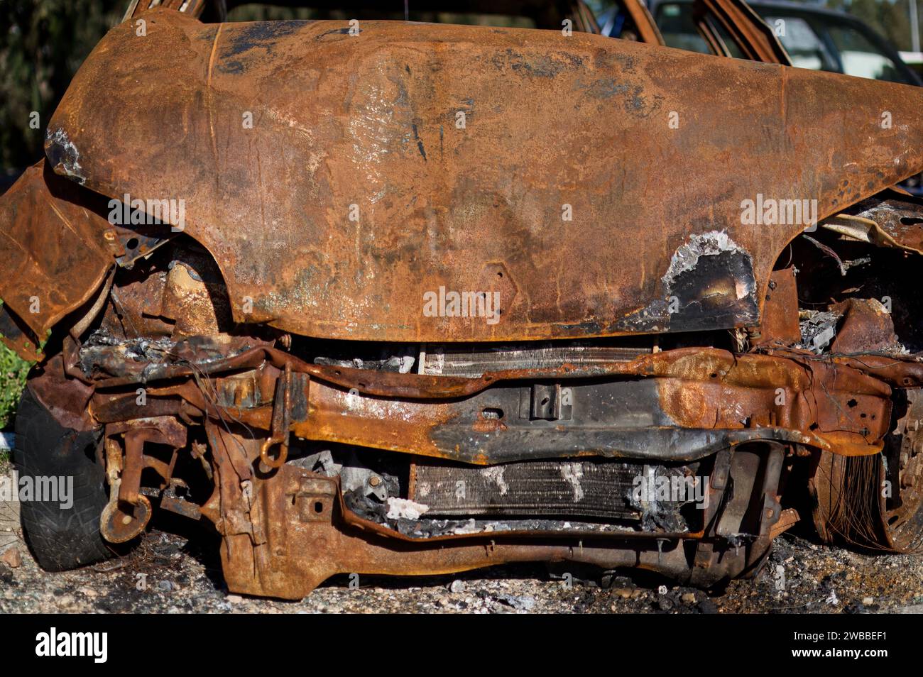 Carro velho incendiado e enferrujado Stock Photo