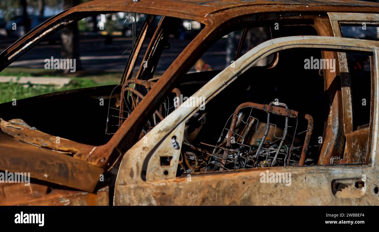 Carro velho incendiado e enferrujado Stock Photo