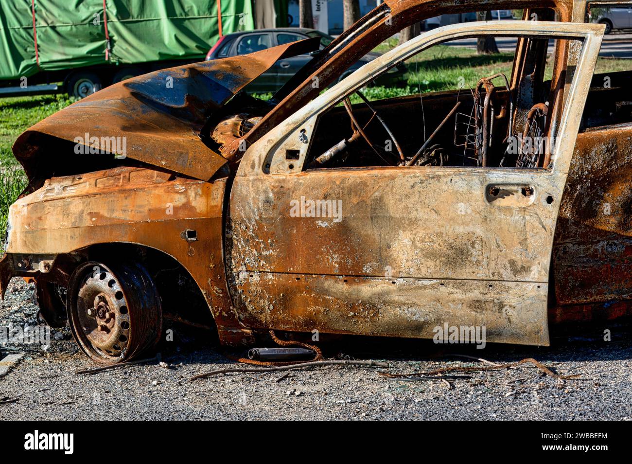 Carro velho incendiado e enferrujado Stock Photo