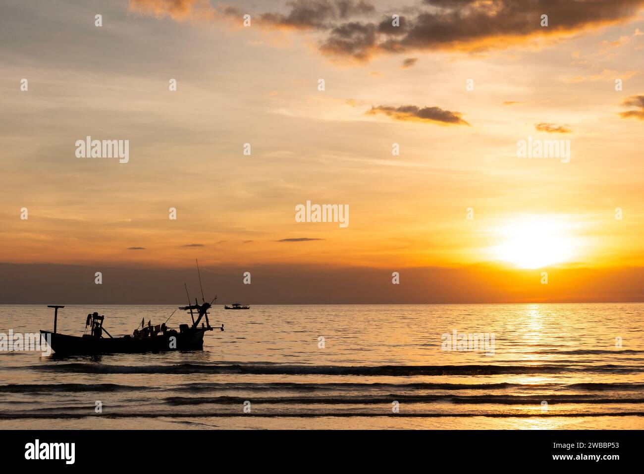 Silhouette of boats with the sun on the right Stock Photo - Alamy