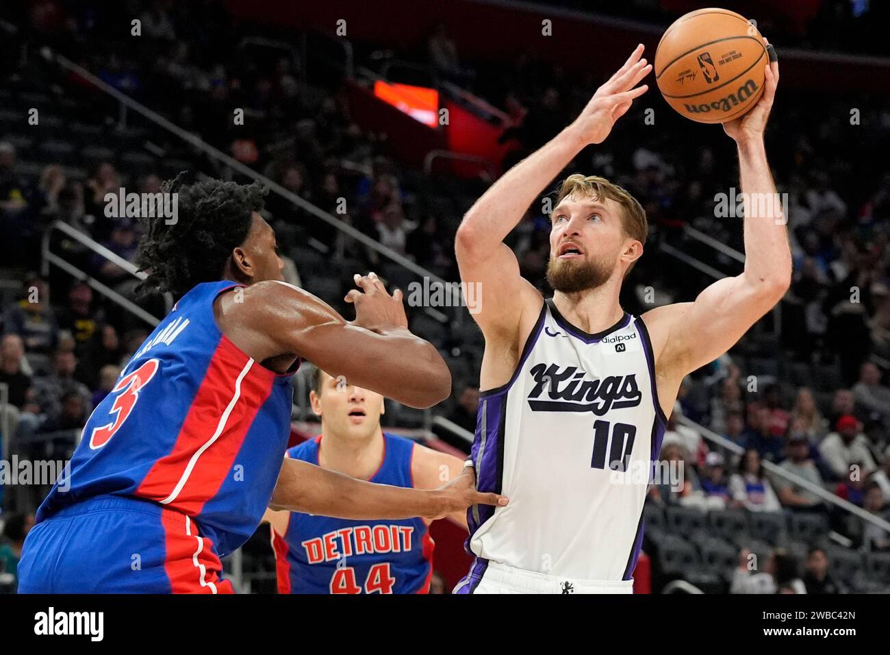 Sacramento Kings forward Domantas Sabonis (10) attempts a shot as ...