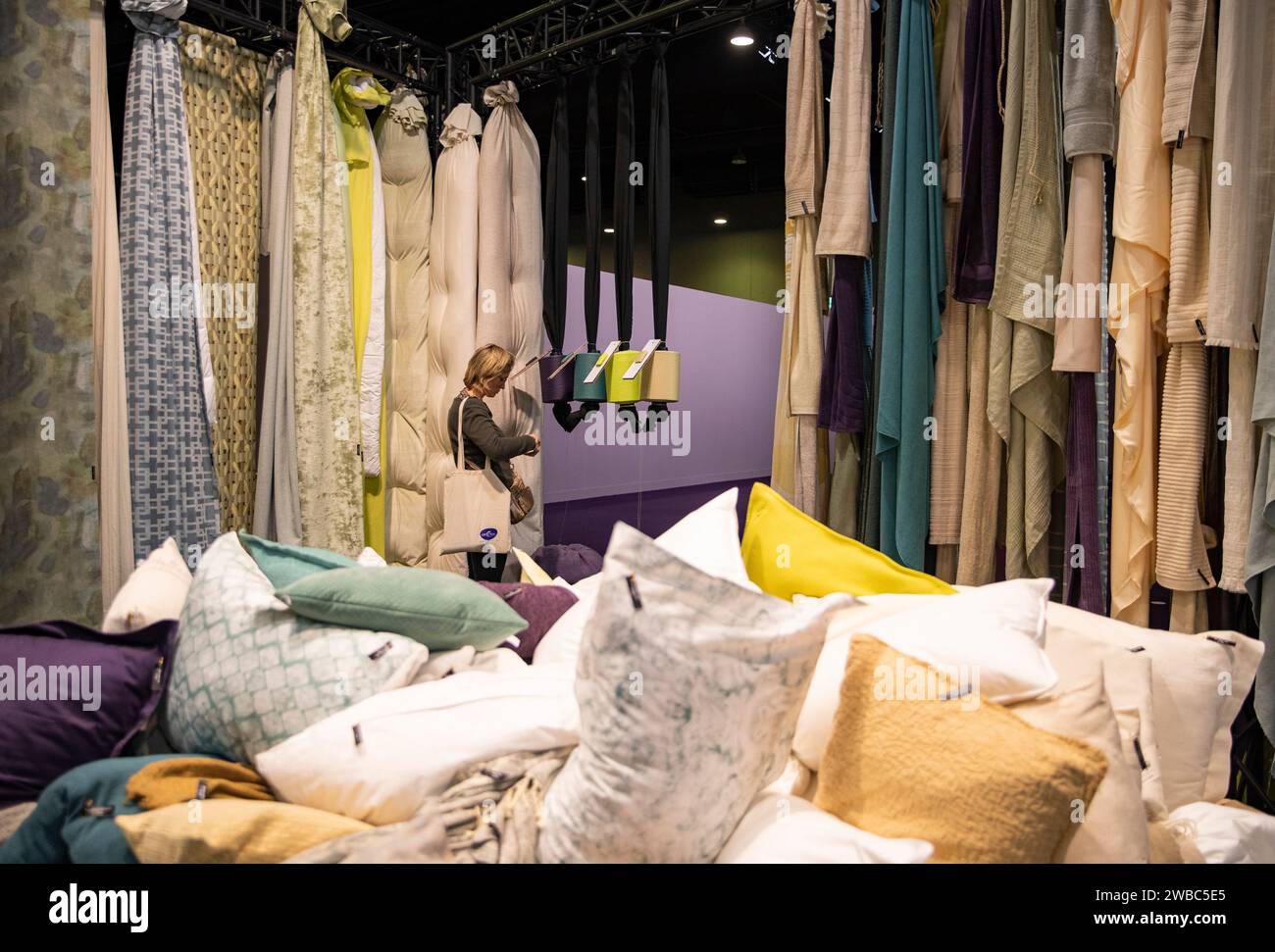 (240110) FRANKFURT, Jan. 10, 2024 (Xinhua) A visitor looks at textile samples at the