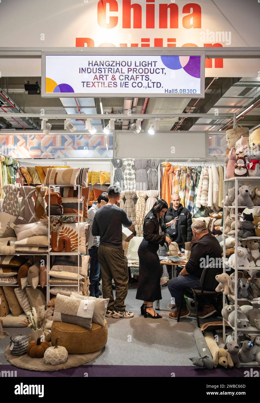 (240110) FRANKFURT, Jan. 10, 2025 (Xinhua) Chinese exhibitors talk with visitors at the