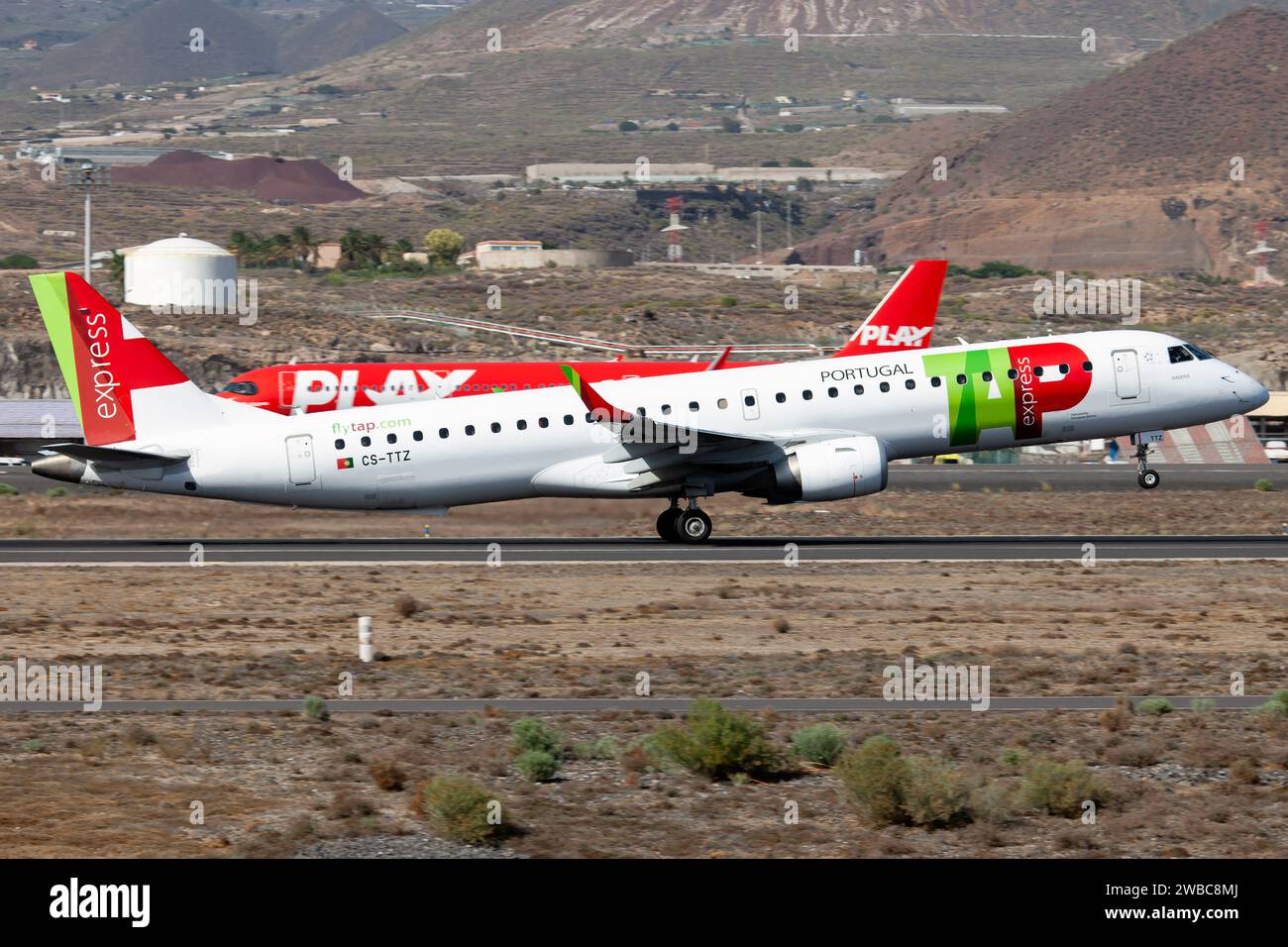 Tenerife, Spain. 15th Nov, 2023. A TAP Express Embraer 190 is about to take off at Tenerife Sur airport. TAP Express is the rebranding of PortugÂ·lia Airlines and operates short haul flights on behalf of Tap Air Portugal. (Credit Image: © Fabrizio Gandolfo/SOPA Images via ZUMA Press Wire) EDITORIAL USAGE ONLY! Not for Commercial USAGE! Stock Photo