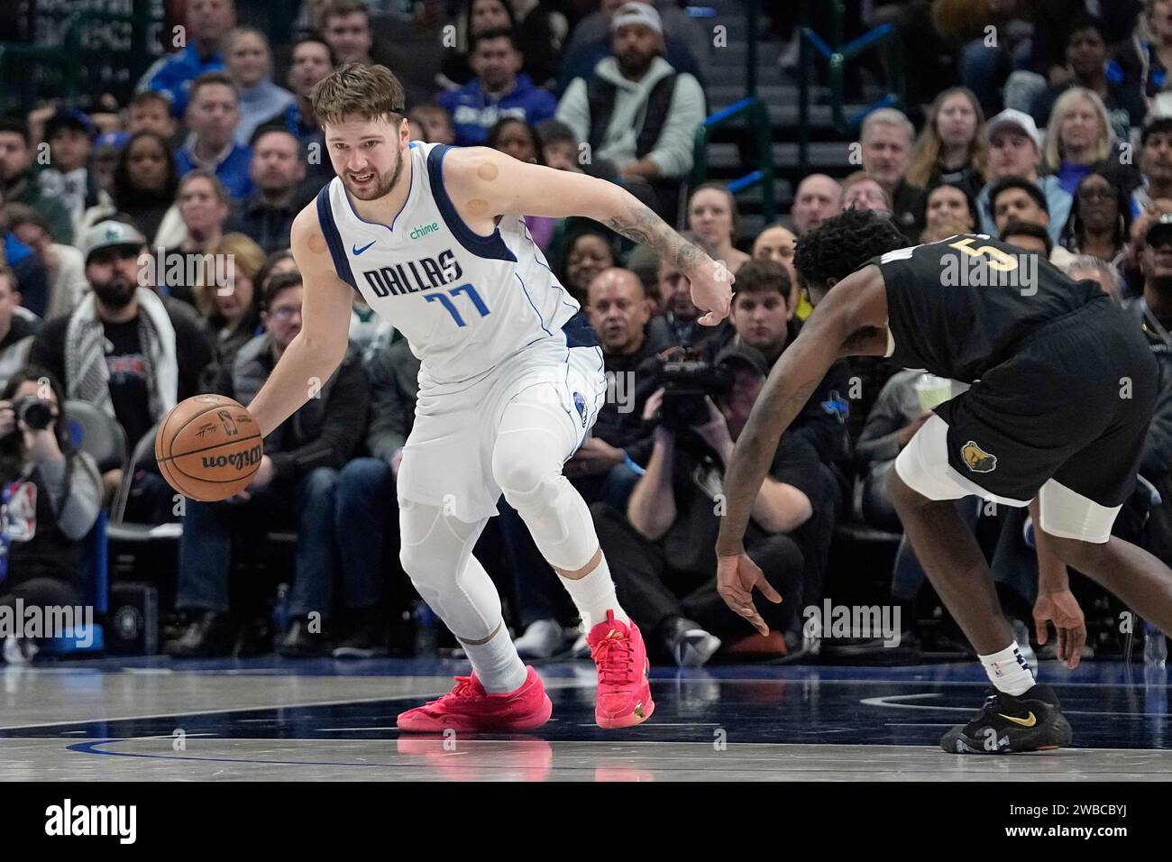 Dallas Mavericks guard Luka Doncic (77) steals the ball from Memphis ...