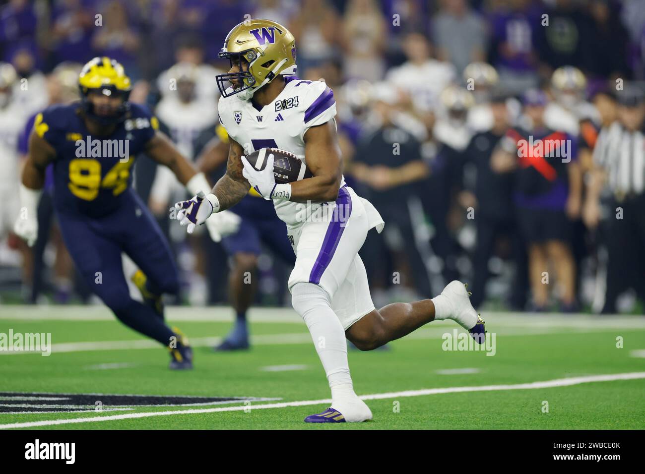 HOUSTON, TX - JANUARY 08: Washington Huskies running back Dillon Johnson (7) runs with the ball during the CFP National Championship against the Michigan Wolverines on January 08, 2024 at NRG Stadium in Houston, Texas. (Photo by Joe Robbins/Image of Sport) Stock Photo