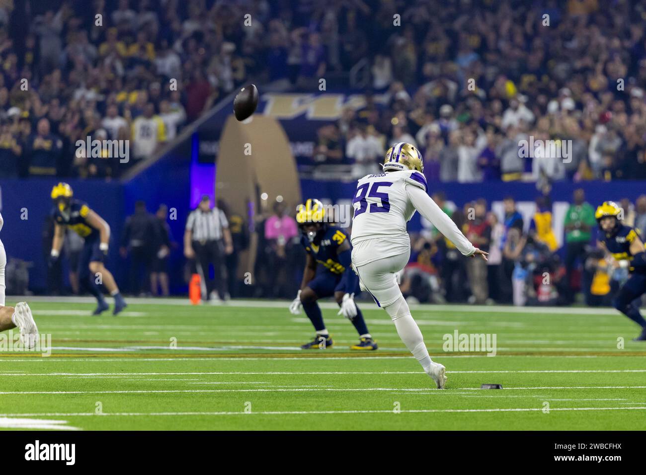 Washington Huskies place kicker Grady Gross (95) kicks off to start the