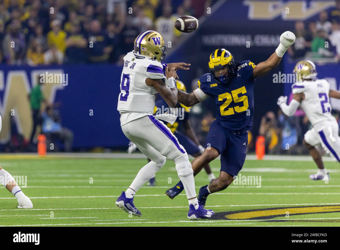 Washington Huskies quarterback Michael Penix Jr. (9) is able to get the