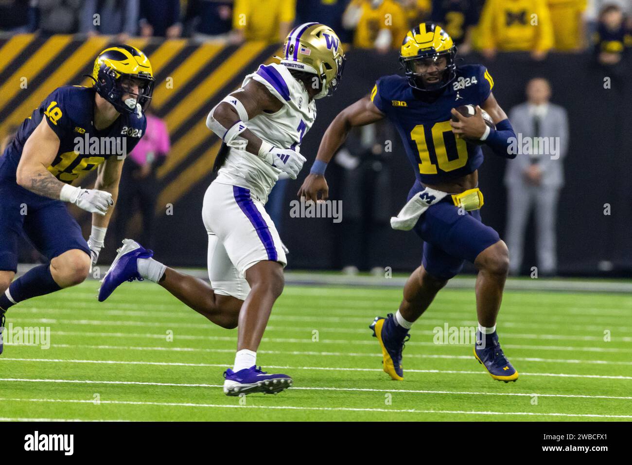 Michigan Wolverines quarterback Alex Orji (10) carries the ball as Washington Huskies cornerback Dominique Hampton (7) closes in for the tackle during Stock Photo