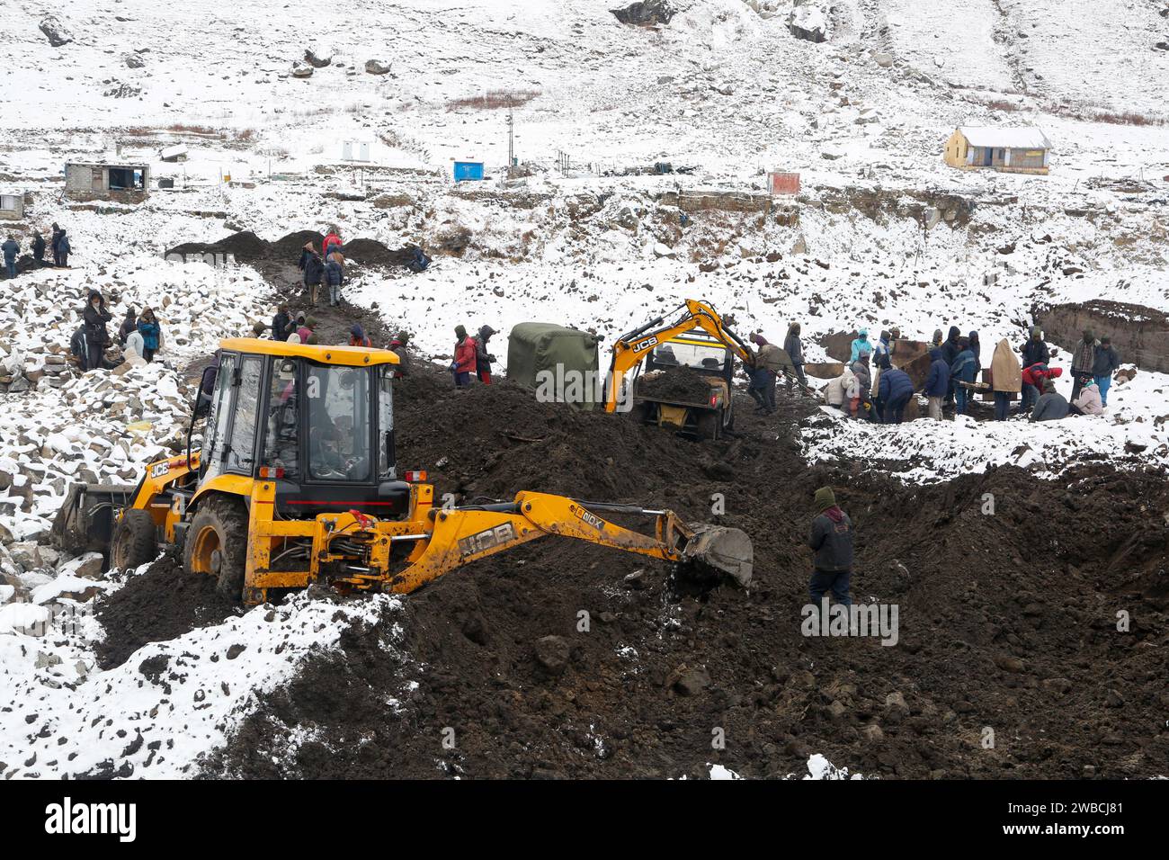 Rudarprayag, Uttarakhand, India, September 09 2014, JCB machine working in snowfall in kedarnath reconstruction. Government made a reconstruction plan for the Kedarnath temple area that was damaged in floods of 2013. Stock Photo