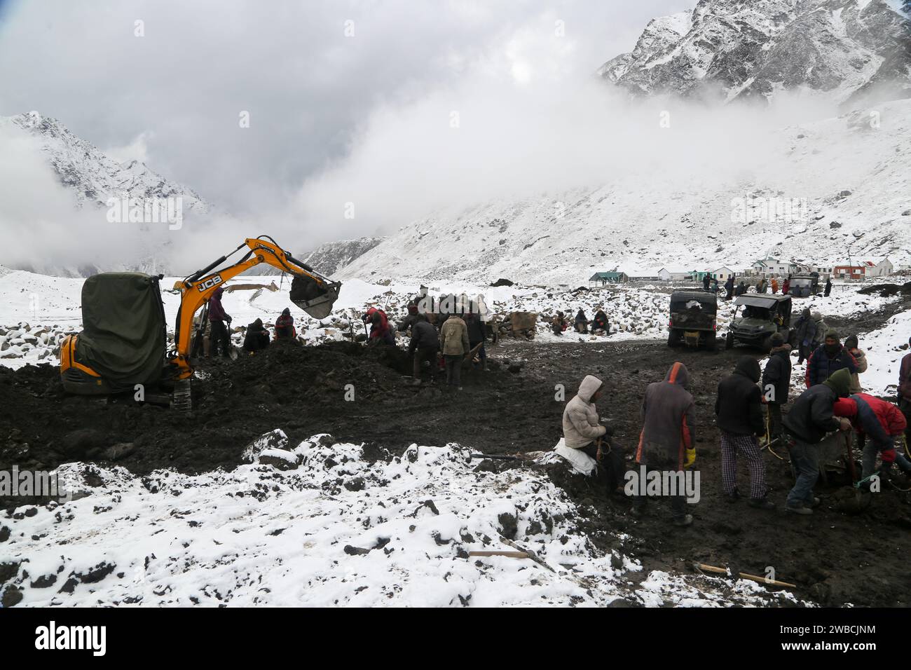Rudarprayag, Uttarakhand, India, September 09 2014, JCB machine working in snowfall in kedarnath reconstruction. Government made a reconstruction plan for the Kedarnath temple area that was damaged in floods of 2013. Stock Photo