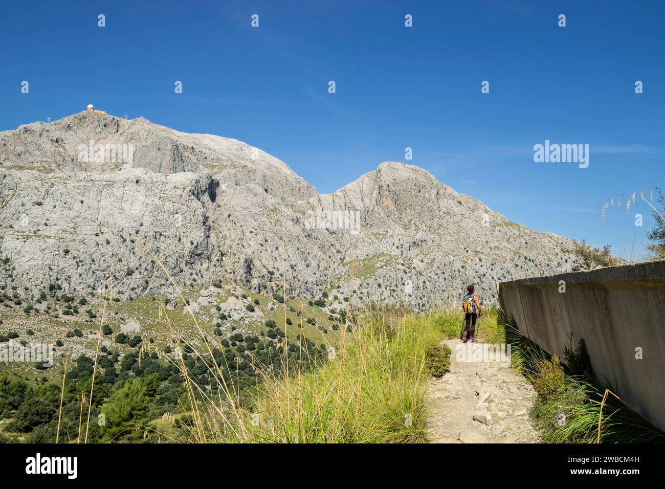 escursionista andando junto a la canal de transvase del Gorg Blau - Cúber, Escorca, Paraje natural de la Serra de Tramuntana, Mallorca, balearic islan Stock Photo