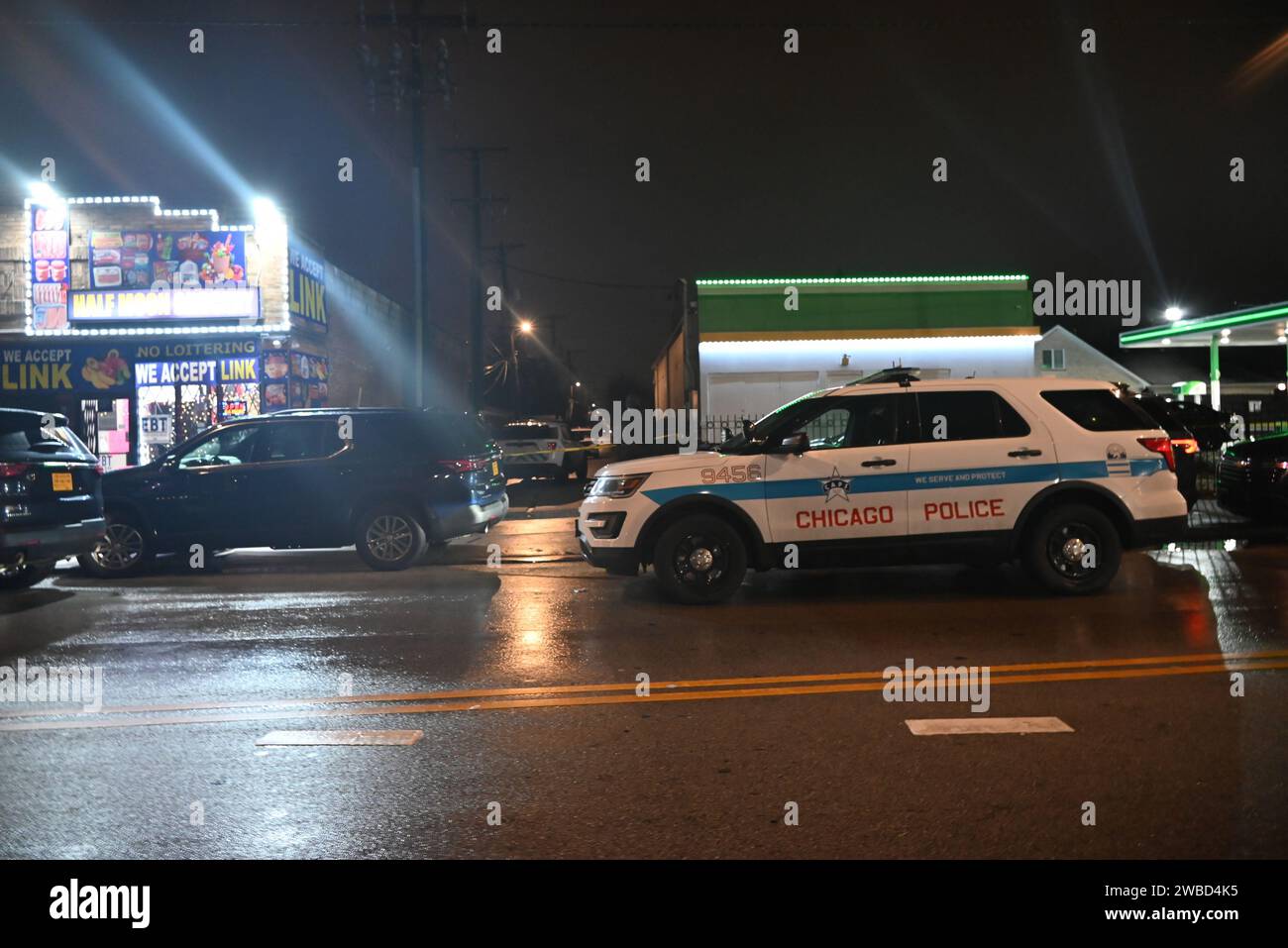 Chicago, Illinois, USA. 10th Jan, 2024. (NEW) Convenience worker shot and killed in an attempted robbery in Chicago, Illinois. January 10, 2024, Chicago, Illinois, USA: Tuesday, January 9, 2024 in Chicago at approx. 10:16 pm CT, a 43-year-old male employee of a convenience store was in an alley on the 300 block of E. 79th St. when a male suspect attempted to rob him, the male suspect shot the male employee in the head and he was pronounced dead. No suspects are in custody. (Credit Image: © Kyle Mazza/TheNEWS2 via ZUMA Press Wire) EDITORIAL USAGE ONLY! Not for Commercial USAGE! Stock Photo