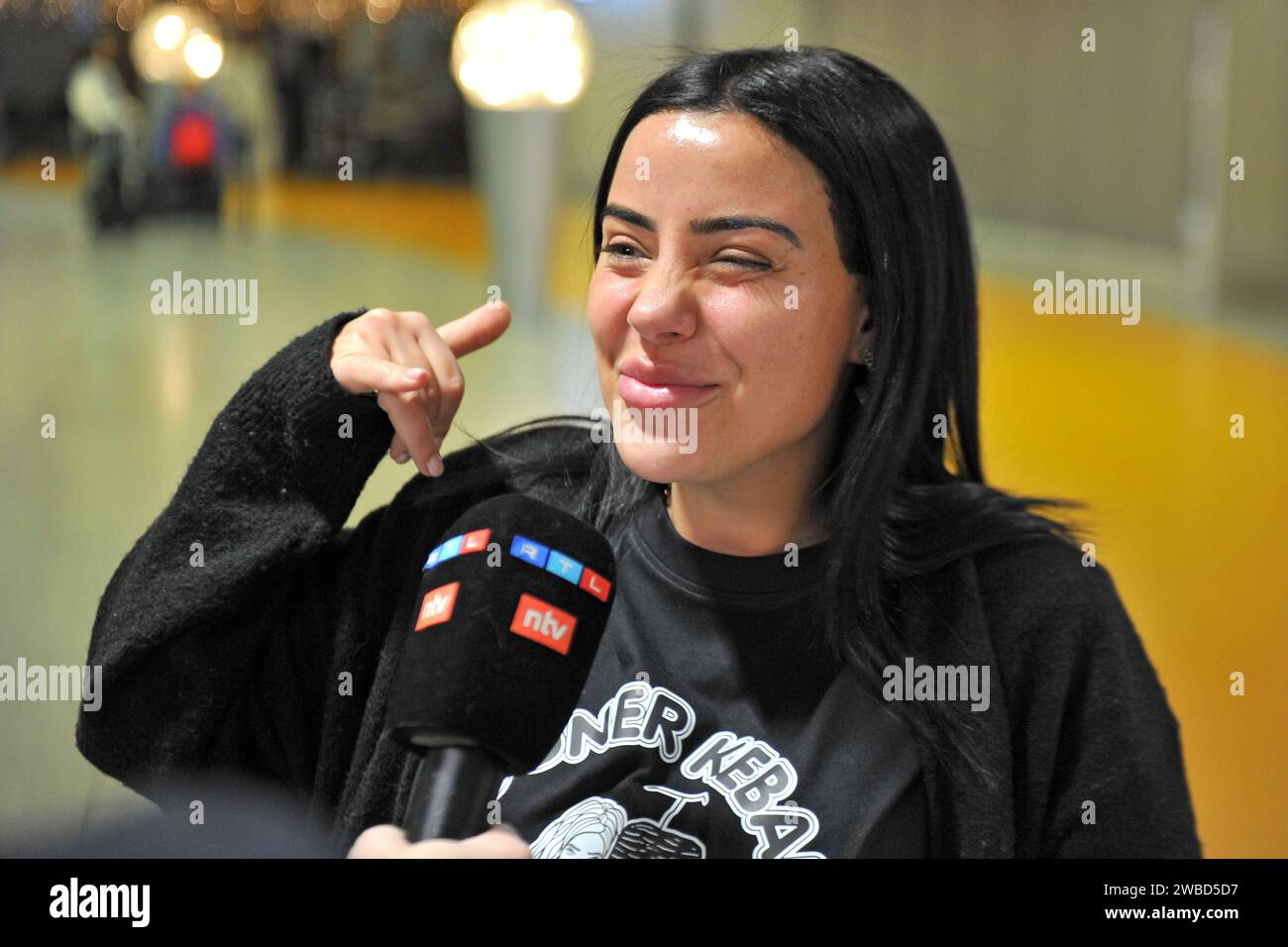 RTL - Dschungelcamp 2024. Leyla Lahouar anllich der Abreise der  Kandidaten der RTL - Sendung Ich bin ein Star - holt mich hier raus zum  Dschungel-Camp 2024 in Australien am 10.01.2024 auf