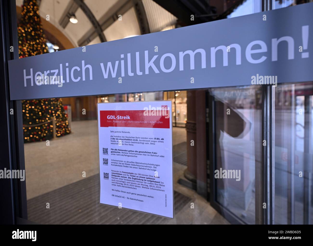 Erfurt, Germany. 10th Jan, 2024. Deutsche Bahn informs passengers about the strike with a small poster in the reception hall at Erfurt main station. The German Train Drivers' Union (GDL) has called the first strike lasting several days in the current wage dispute with Deutsche Bahn and other companies from the middle of the week. Credit: Martin Schutt/dpa/Alamy Live News Stock Photo