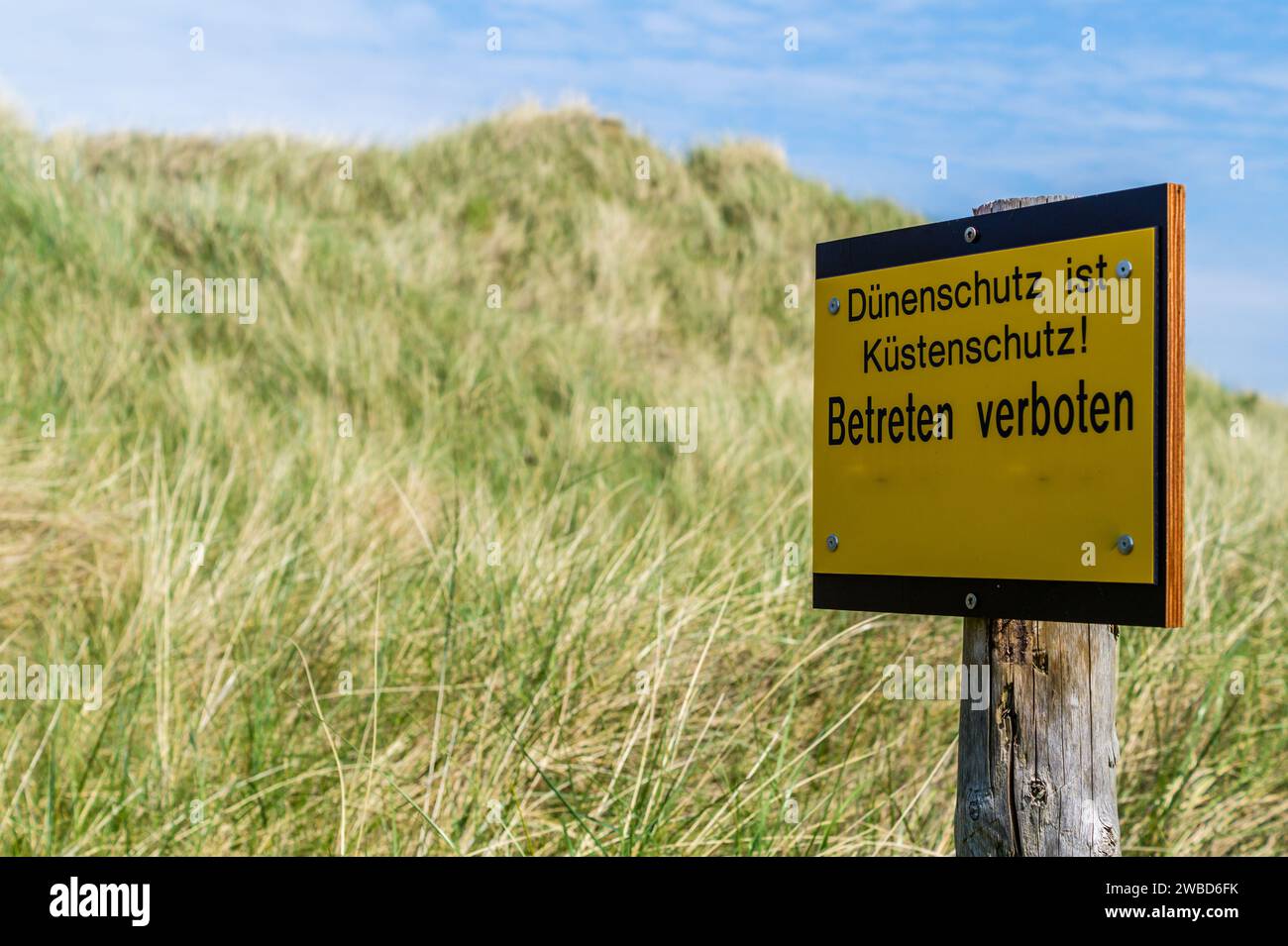 Warning sign: 'Entering the dunes prohibited' on the North Sea in German Stock Photo