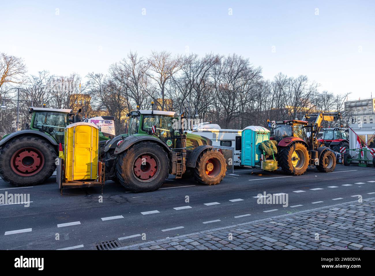 Traktoren Protest in Berlin Deutschland, Berlin, Strasse des 17. Juni, am 10.01.2024: Einige dutzende Bauern und Handwerker mit deren Traktoren verharren trotz berliner Morgenkälte -9cÂ vor dem Brandenburgen Tor. Einige Traktoren haben die Toilette mitgebracht. *** Tractors protest in Berlin Germany, Berlin, Strasse des 17 Juni, on 10 01 2024 Some dozens of farmers and craftsmen with their tractors persevere despite Berlin morning cold 9cÂ in front of the Brandenburg Gate Some tractors have brought the toilet with them Stock Photo