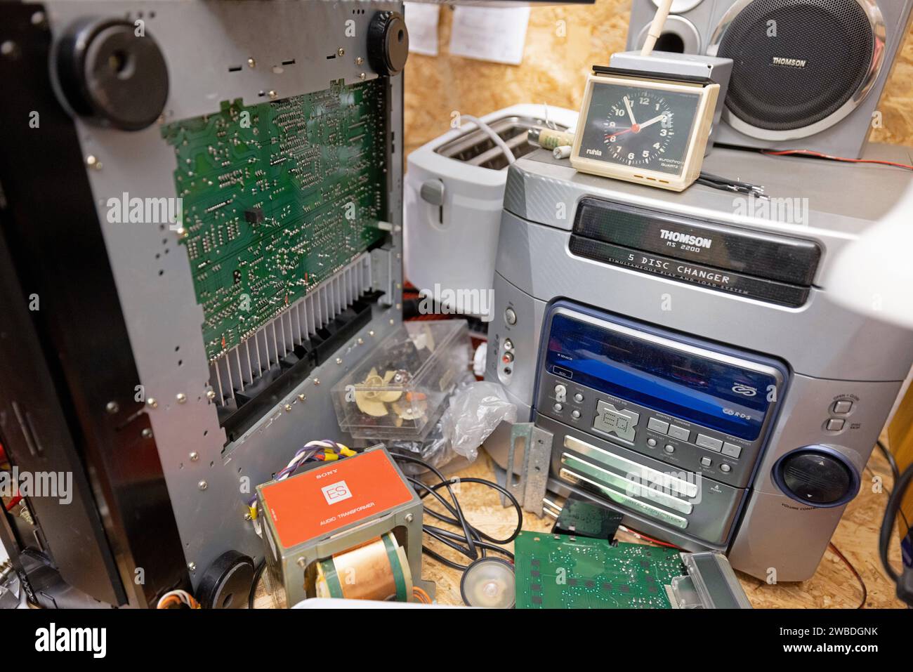 Defekte Elektrogeraete im Reparatur-Cafe in Zella-Mehlis, Thueringen ...