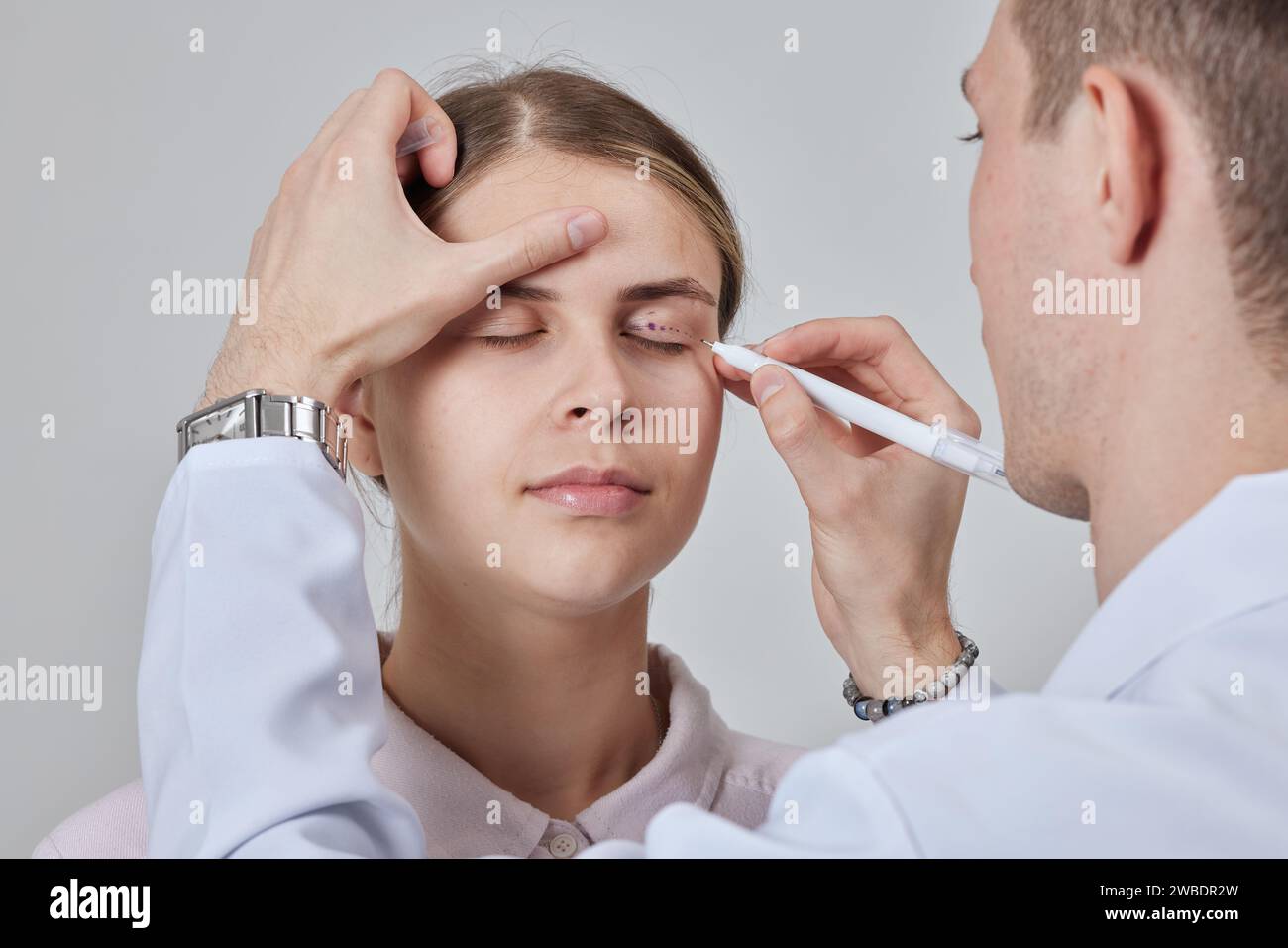 plastic surgeon prepares for Blepharoplasty, Blepharoplasty operation