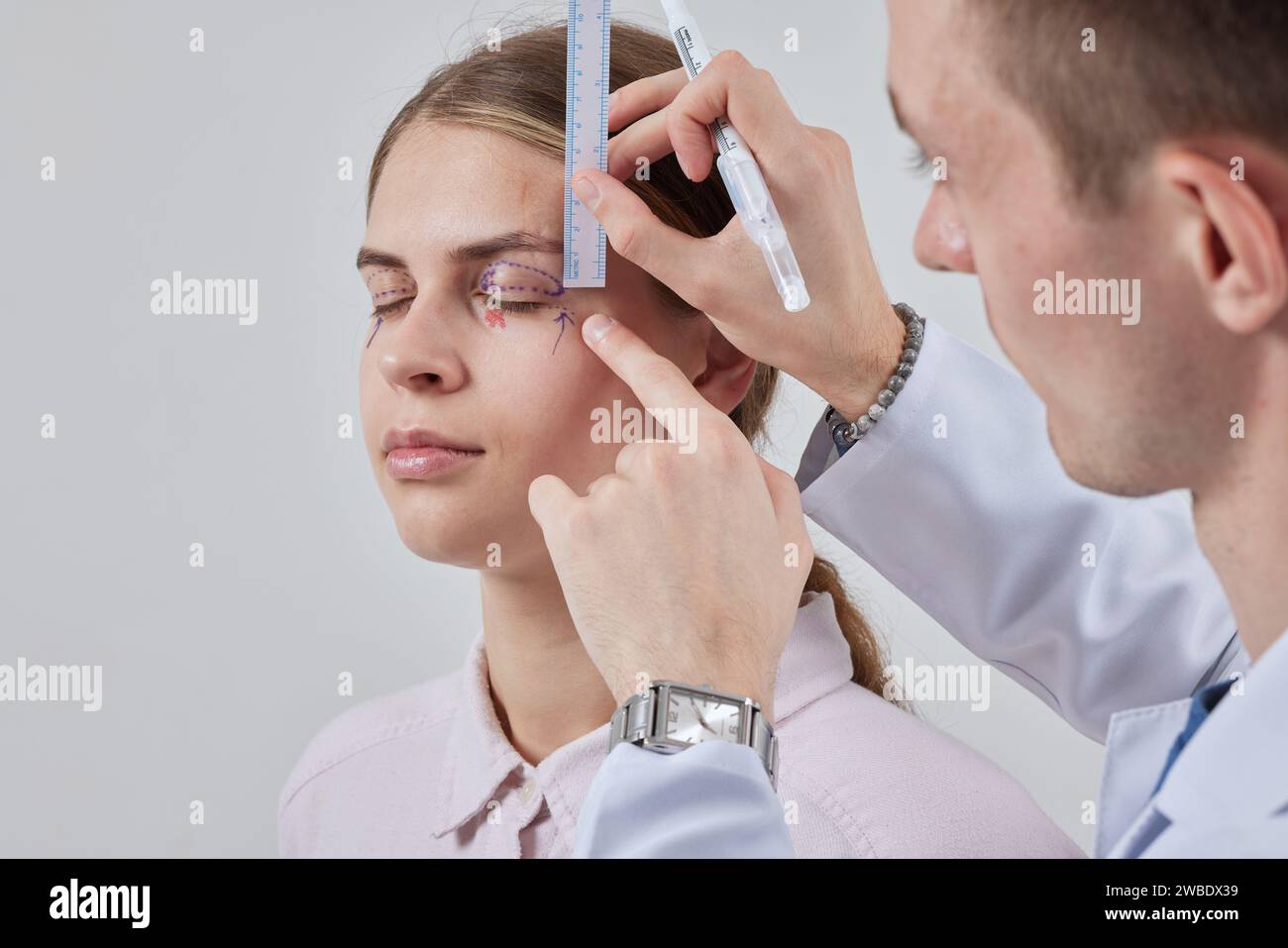 plastic surgeon prepares for Blepharoplasty, Blepharoplasty operation