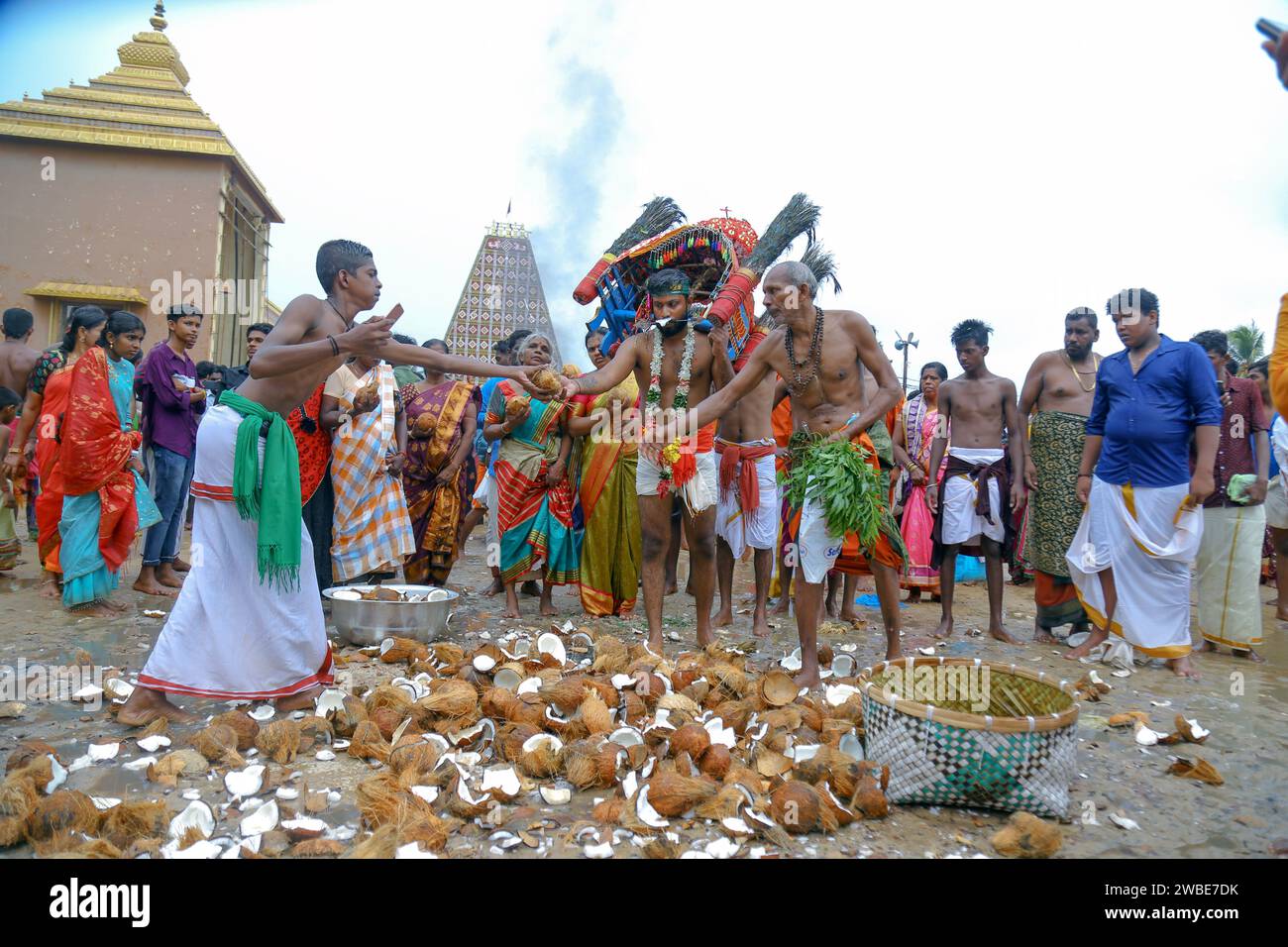Jaffna, Sri Lanka - 25th August 2022 : The beautiful Nallur Kandaswamy Kovil temple is an important place of worship for local Hindus. Men must remove Stock Photo
