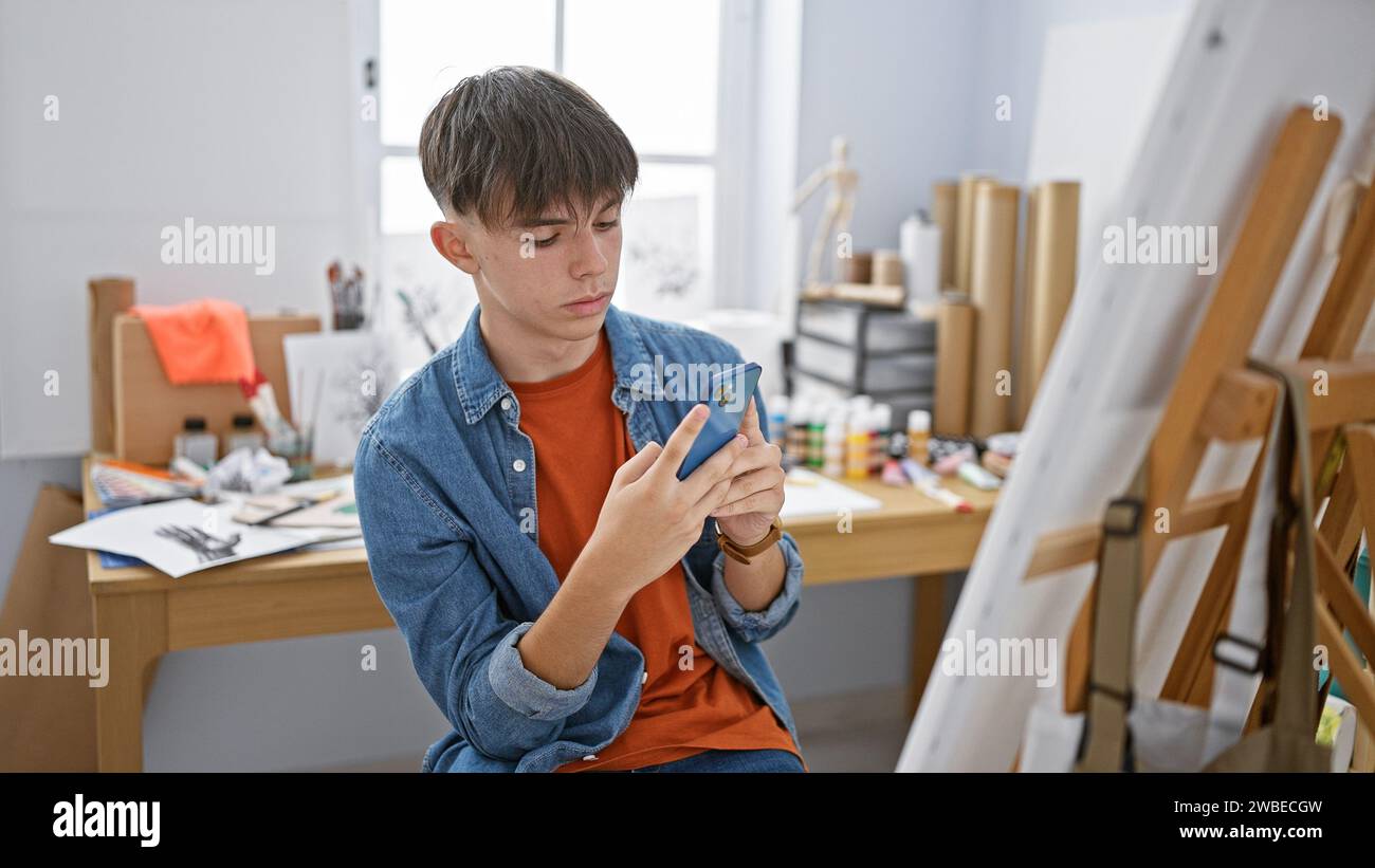 Teen painting easels hi-res stock photography and images - Alamy