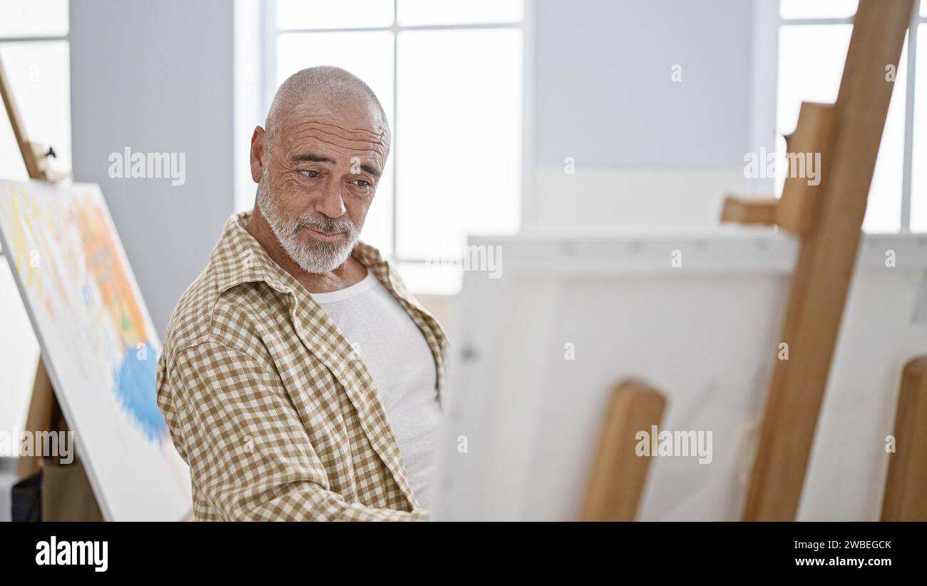 Elderly man painting canvas hi-res stock photography and images - Alamy