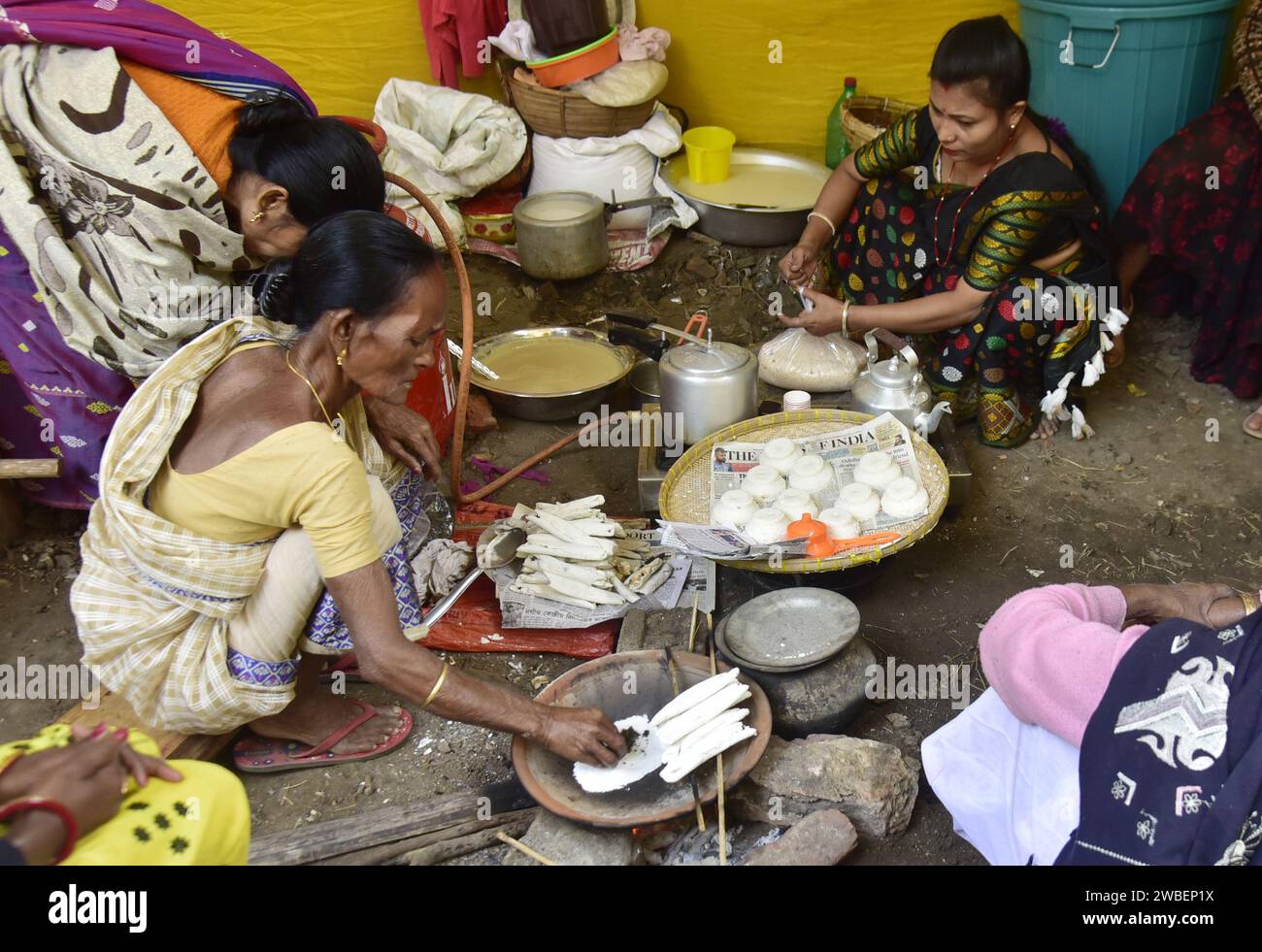 guwahati-guwahati-india-10th-jan-2024-assamese-women-making-pitha