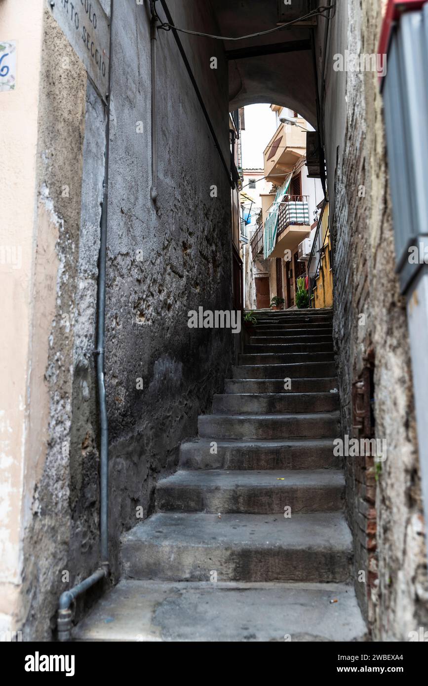 Architecture steep stairs hi-res stock photography and images - Alamy